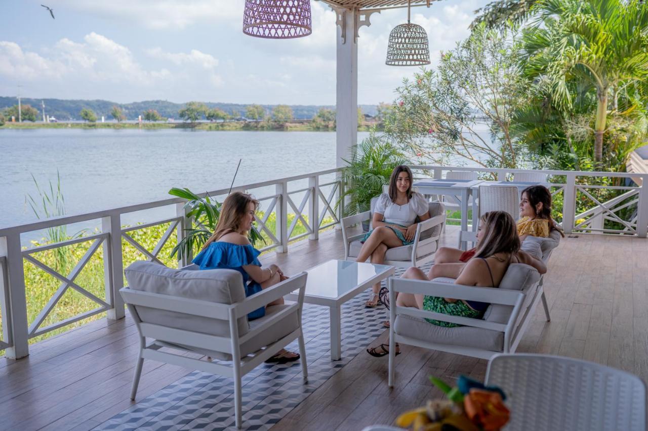 Hotel Casona Del Lago Flores Bagian luar foto