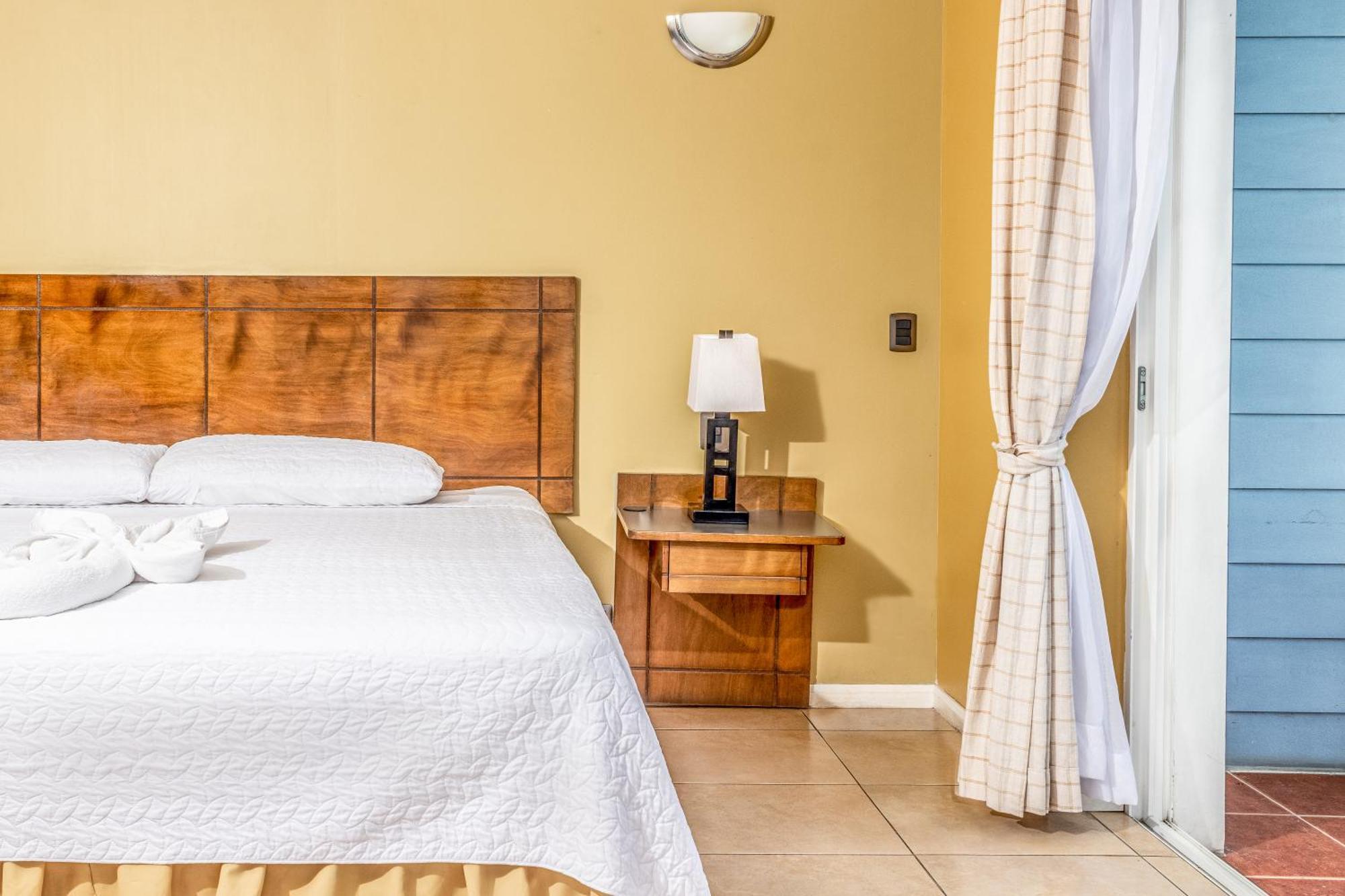 Hotel Casona Del Lago Flores Bagian luar foto