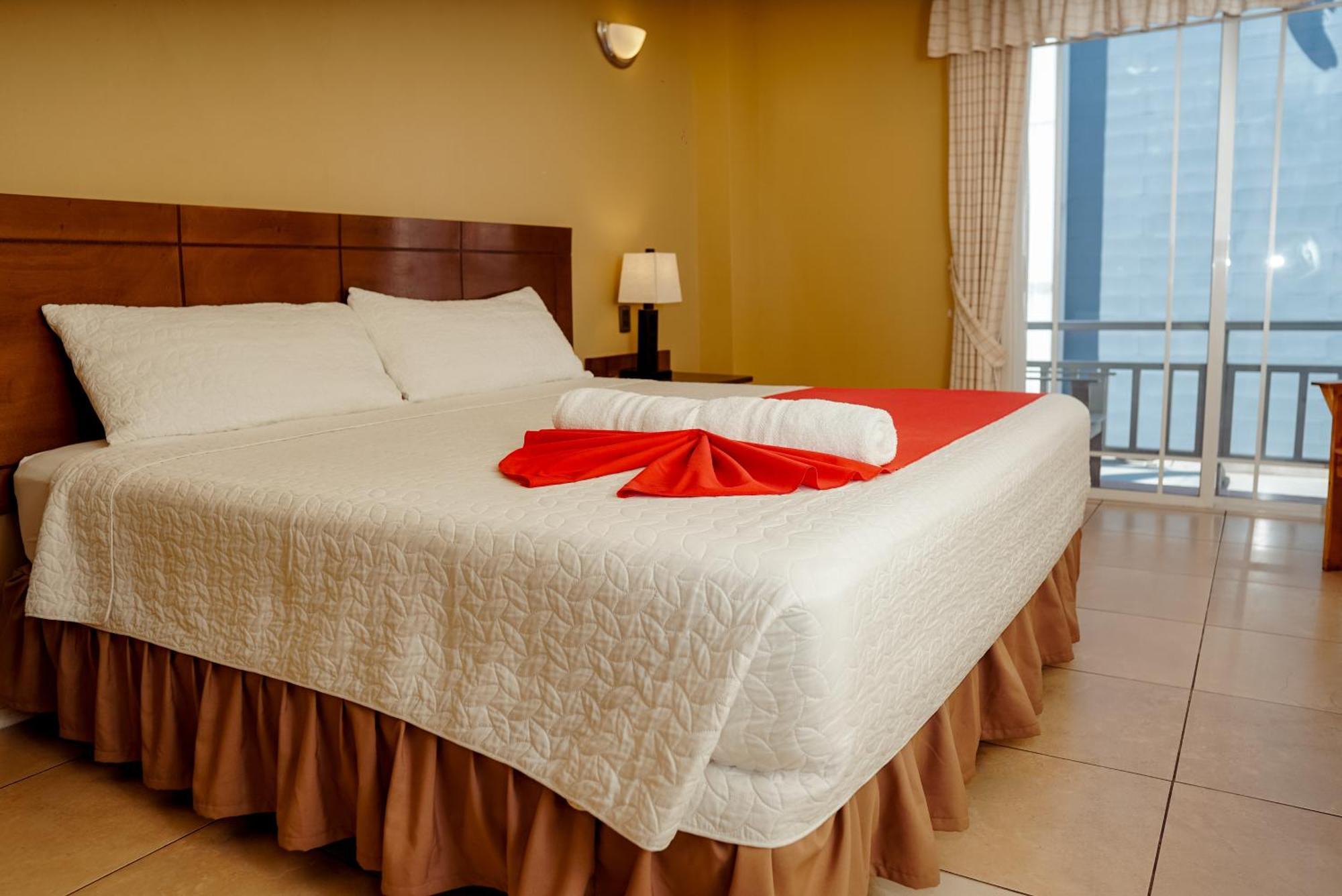 Hotel Casona Del Lago Flores Bagian luar foto